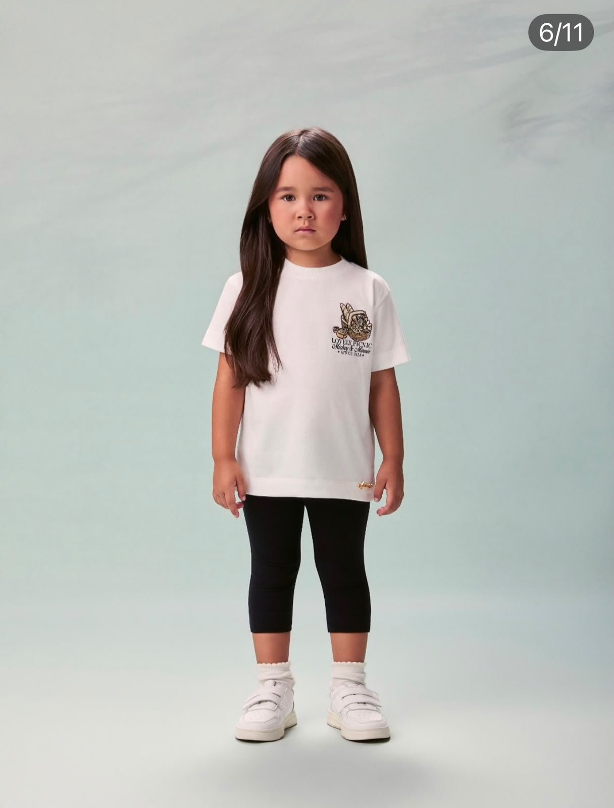 Criança pequena em camiseta branca e legging preta