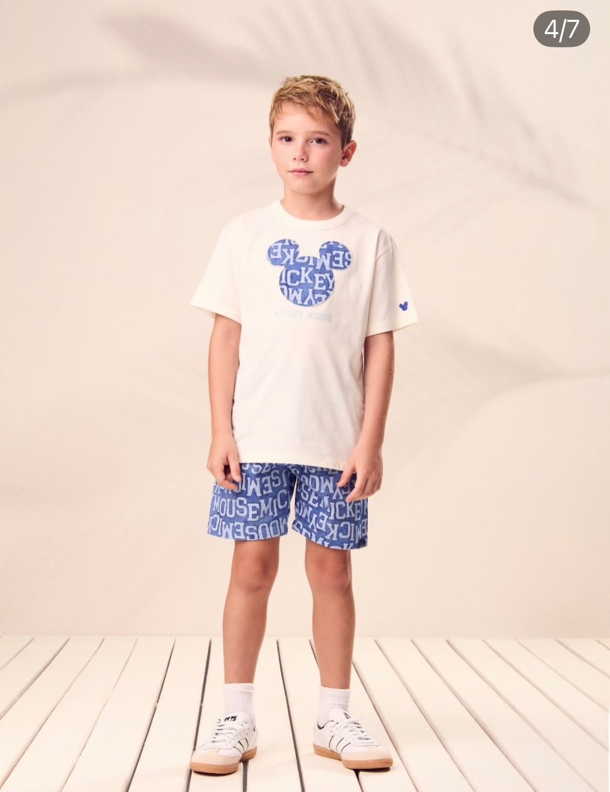 Menino em camiseta off-white estampada e bermuda